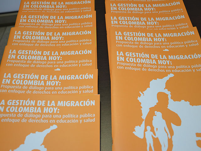 Lanzamiento del Centro de Estudios en Migración (CEM) de la Facultad de Derecho de la Universidad de los Andes. Portadas del informe: "La gobernanza de la migración en Colombia hoy: propuesta de diálogo para una política pública con enfoque de derechos".