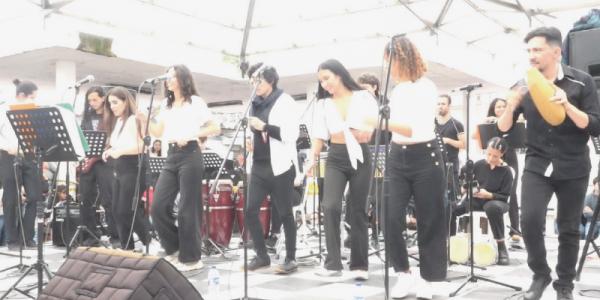 En cárcel El Buen Pastor, Uniandes conmemora Día Internacional de la Mujer a ritmo de salsa